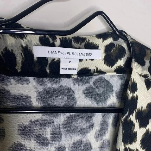 Diane von Furstenberg Julian Two Snow Leopard-Print Wrap Dress Size 2 - Picture 5 of 10